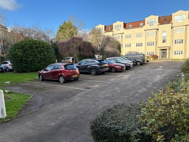 3 bed property in Etchingham Park Road, London